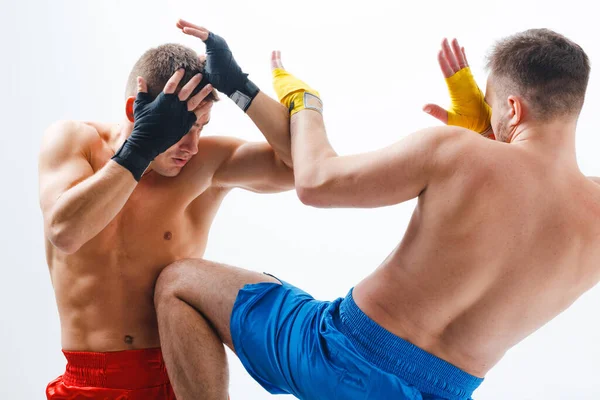 Dos hombres boxeadores luchando muay thai patada rodilla boxeo fondo blanco. —  Fotos de Stock