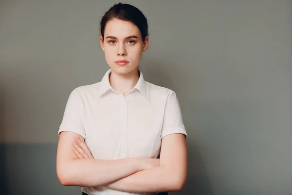 Wanita muda bisnis 20 tahun potret dalam kemeja putih berdiri di kantor — Stok Foto