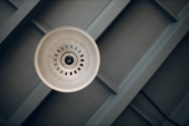 Modern minimalist hafif plato armatürü ahşap bir tavanın altında..