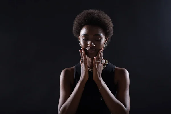 Jonge blanke vrouw doet facebuilding yoga gezicht gymnastiek zelf lymfeklift massage — Stockfoto