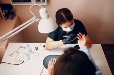 Manikür işlemi kadın elleri tırnak cilası.