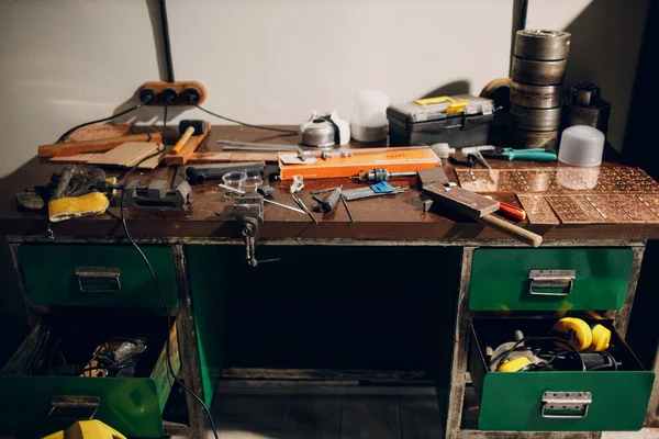 Майстерня столу Workbench і лейблі з інструментами — стокове фото