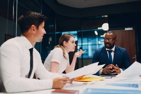 Zakenman en zakenvrouw team op kantoor vergadering. Business people groep conferentie discussie zitten aan tafel met baas man en vrouw. — Stockfoto