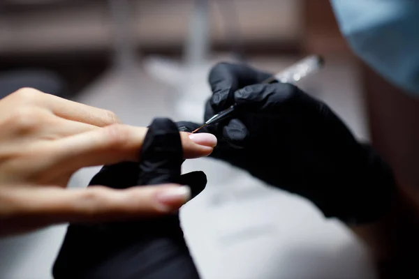 Маникюр процесс женские руки ногти лак — стоковое фото