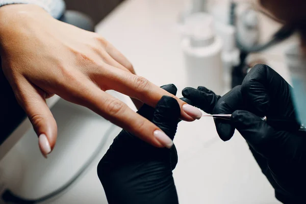 Manicure proces vrouwelijke handen vingernagels poetsen — Stockfoto