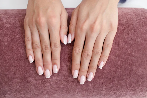 Vrouwelijke hand vingers nagels met manicure na nagel salon procedure — Stockfoto