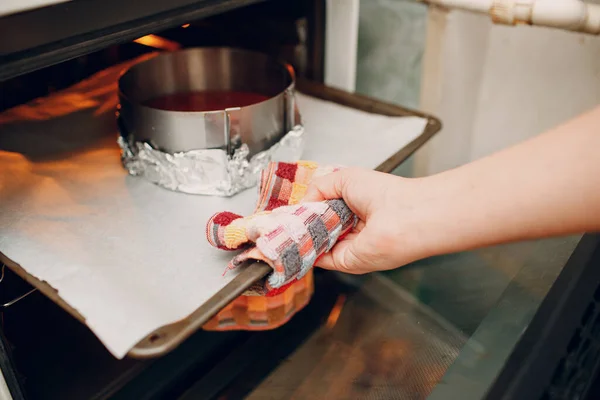 Pastelero hace delicioso pastel de terciopelo rojo. Cocinar pastel base — Foto de Stock