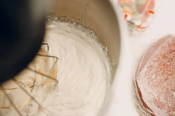 Bakverk kock gör läckra röda sammetstårta. Matlagning och dekoration dessert — Stockfoto