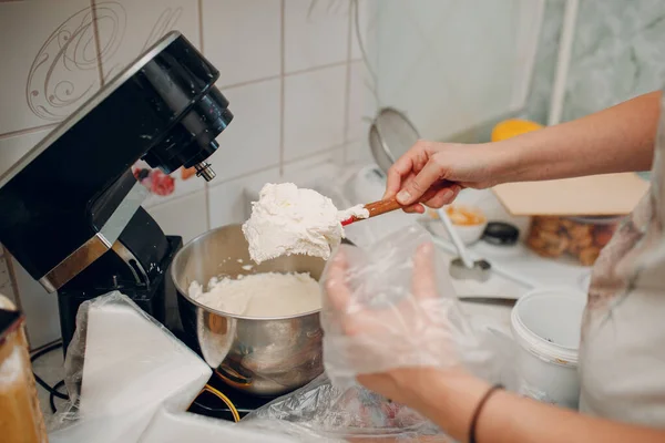 Pastelero hace delicioso pastel de terciopelo rojo. Cocinar y decorar el postre — Foto de Stock