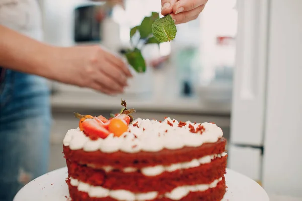 Koki kue kering membuat kue beludru merah yang lezat. Memasak dan menghias makanan penutup — Stok Foto