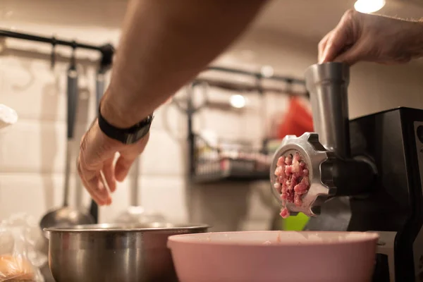 Мінеральна машина зі свіжим подрібненим м'ясом на домашній кухні. Приготування меленого м'яса — стокове фото