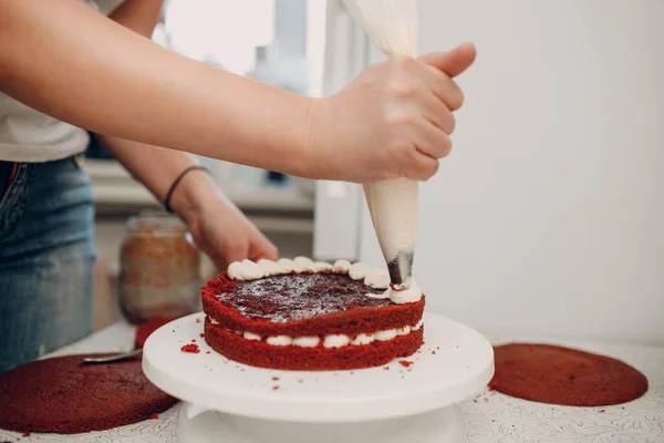 Koki kue kering membuat kue beludru merah yang lezat. Memasak dan menghias makanan penutup — Stok Foto