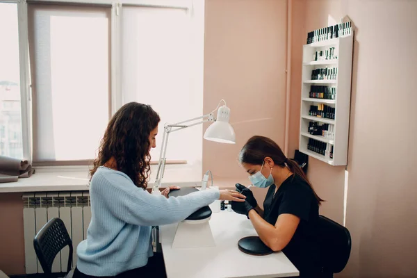 Manicure proces vrouwelijke handen vingernagels poetsen — Stockfoto