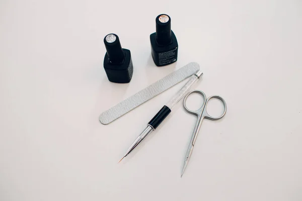 Εργαλεία ανεφοδιασμού μανικιούρ ή πεντικιούρ στο τραπέζι — Φωτογραφία Αρχείου