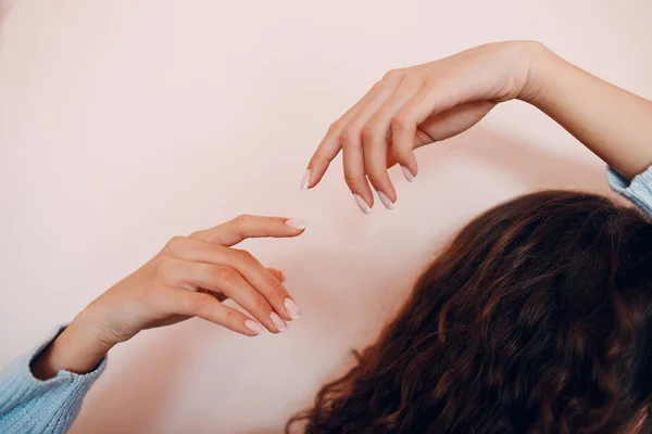 Kuku jari tangan wanita dengan manikur setelah prosedur salon kuku — Stok Foto