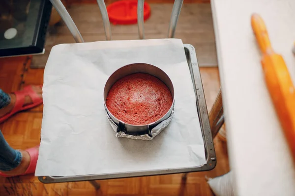 Konditor macht köstlichen roten Samtkuchen. Kuchenboden kochen — Stockfoto