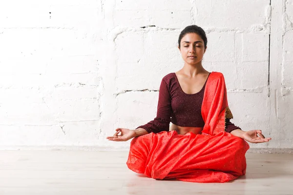 Jovem mulher indiana adulta em sari meditando ioga lótus pose zen como com ok sinal mudra gesto — Fotografia de Stock