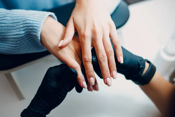 Manicure proces vrouwelijke handen vingernagels poetsen — Stockfoto