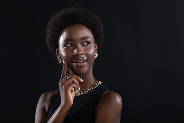 Close-up portret van Afrikaans amerikaanse vrouw met afro kapsel op zwart studio achtergrond — Stockfoto