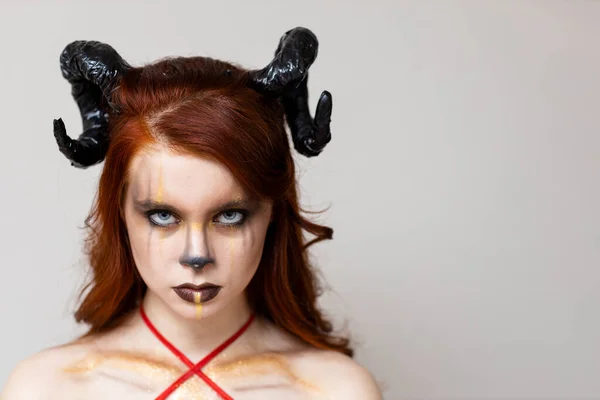 Wanita muda cantik dengan makeup zodiak tanda-tanda Capricorn atau Aries atau Taurus. Gadis dengan tanduk di kepala — Stok Foto