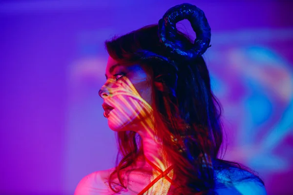 Krásná mladá žena s make-up znamení kozoroha nebo Beran nebo Taurus. Dívka s rohy na hlavě — Stock fotografie