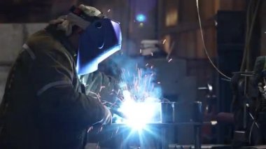 Fabrikada kaynak yapan metal çelik endüstrisi.