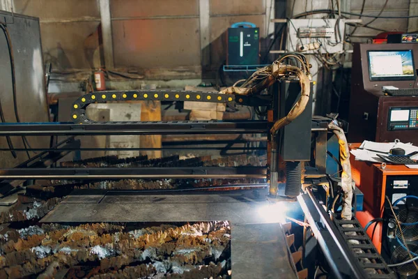 Mesin pemotong laser cnc otomatis bekerja dengan lembaran logam dengan percikan api. Pabrik industri pengolahan logam — Stok Foto