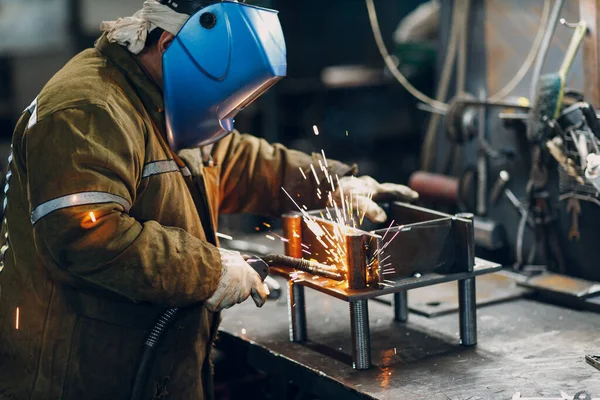 Welder pengelasan baja logam bagian konstruksi industri di pabrik Stok Gambar