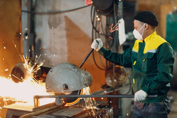 Procesamiento de metal con sierra de mitra compuesta con hoja circular. Chispas en metalurgia en fábrica. —  Fotos de Stock