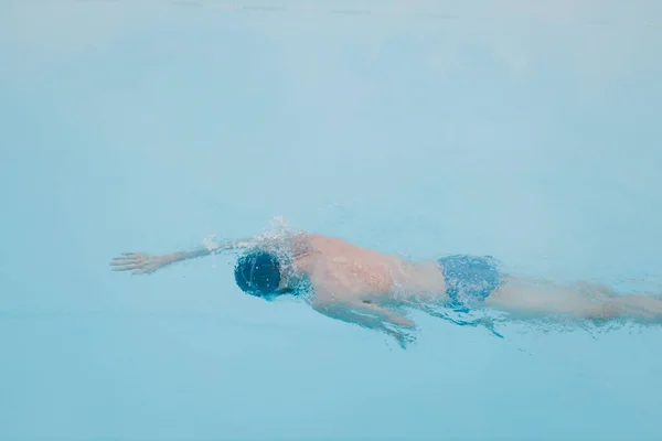 Подходят для тренировочного плавания мужчины в открытом зимнем бассейне с туманом. Геотермальная открытая концепция. — стоковое фото