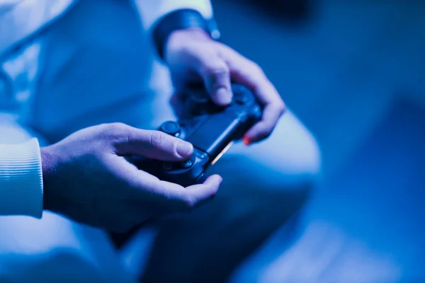 Guy homem adulto jovem jogando videogame no console de jogos no clube de jogos de computador — Fotografia de Stock