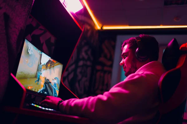Guy bermain game di komputer di klub game — Stok Foto