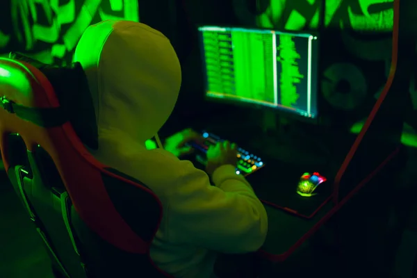 Hacker menggunakan perangkat lunak perangkat lunak malware komputer dan hacking antar muka kode biner digital. — Stok Foto