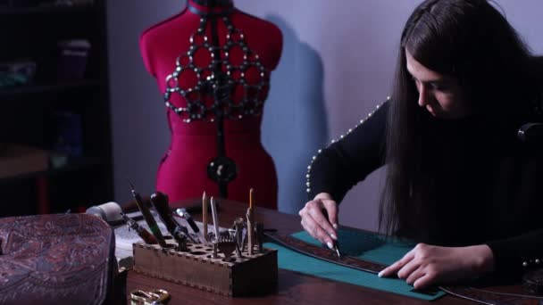 Tanner mujer haciendo artículos de cuero en el taller. Proceso de trabajo del artesano del cuero — Vídeos de Stock