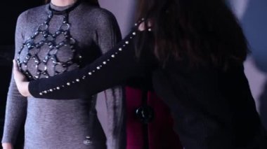 Tanner denen kadın atölyede deri eşyalar yapıyor. Deri işçisinin çalışma süreci