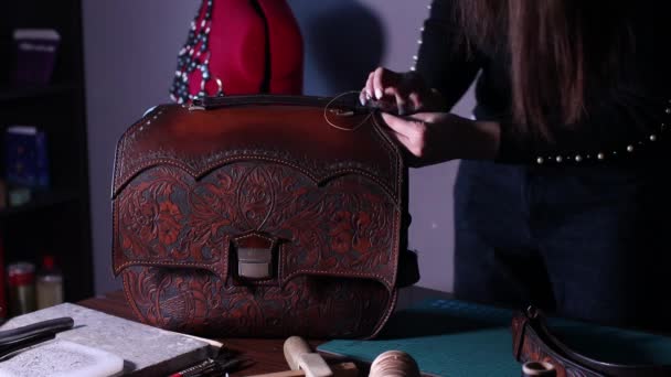 制革女工在车间里做皮革制品.皮革工匠的工作过程 — 图库视频影像