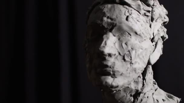 Man beeldhouwer creëert beeldhouwwerk buste klei menselijke vrouw sculptuur. Werkplaats voor het maken van beelden — Stockvideo