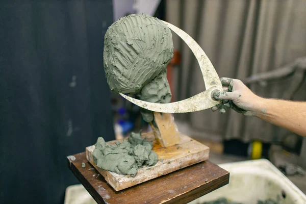 Pematung manusia menciptakan patung patung dada wanita. Workshop pembuatan kerajinan patung — Stok Foto