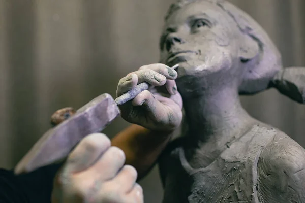 Pematung manusia menciptakan patung dada wanita. Workshop pembuatan kerajinan patung — Stok Foto