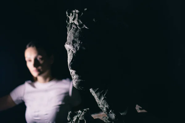 Uomo scultore crea scultura busto argilla donna umana. Laboratorio di creazione di statue artigianali — Foto Stock