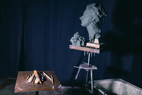 Strumenti scultore per creare scultore busto scultura umana in argilla. Laboratorio di creazione di statue artigianali — Foto Stock