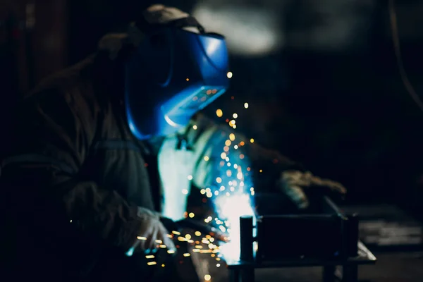 Welder pengelasan baja logam bagian konstruksi industri di pabrik — Stok Foto