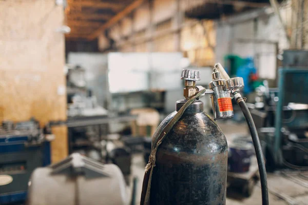 Silinder gas besi untuk pengelasan produk pada latar belakang pabrik — Stok Foto
