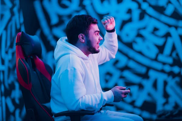 Pria muda dewasa bermain video game di konsol game di klub game komputer — Stok Foto