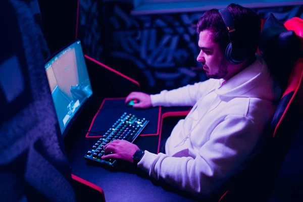 Guy bermain game di komputer di klub game — Stok Foto
