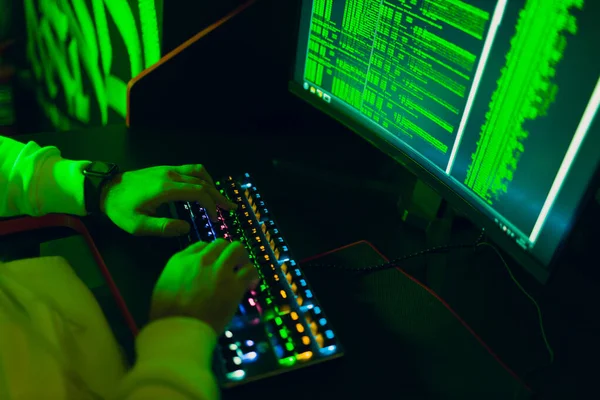 Hacker χρησιμοποιώντας λογισμικό κακόβουλου υπολογιστή και hacking ψηφιακή διεπαφή δυαδικού κώδικα. — Φωτογραφία Αρχείου