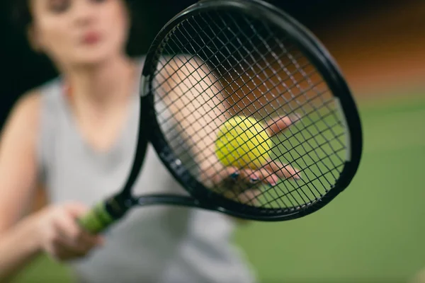 Pemain tenis wanita yang sedang berlatih dengan raket dan bola di lapangan — Stok Foto