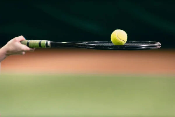 Pemain tenis wanita yang sedang berlatih dengan raket dan bola di lapangan — Stok Foto