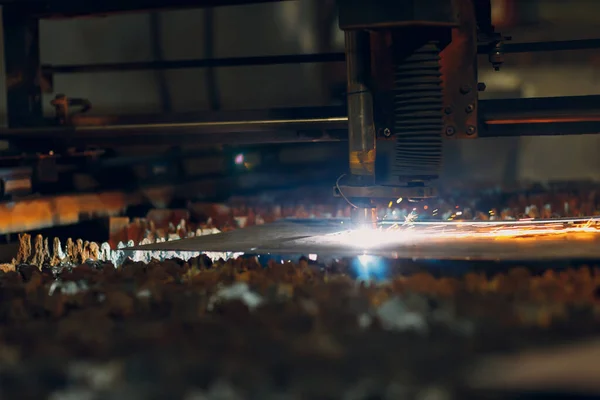 Automatic cnc laser cutting machine working with sheet metal with sparks. Metalworking industrial manufacturing factory — Stock Photo, Image