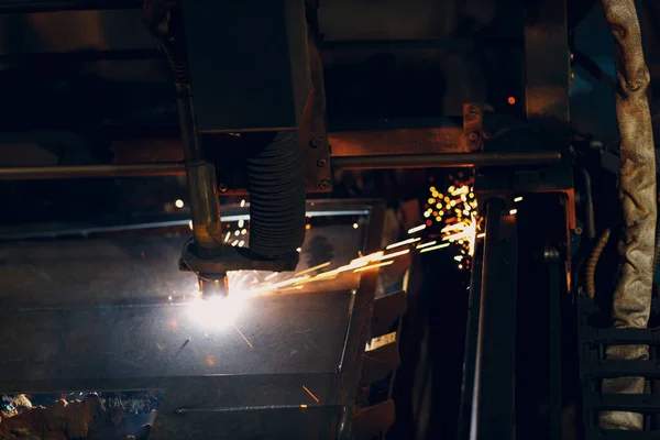 采用带火花板材的Cnc自动激光切割机.金属加工工业制造厂 — 图库照片
